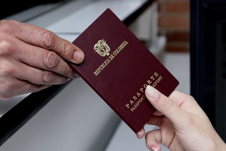 ¡A viajar! Bajó el pasaporte