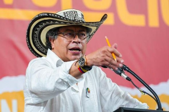 Las peleas que se ganó Petro por Mancuso