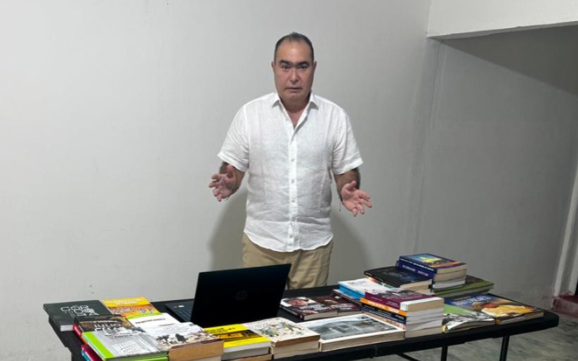 Pretelt alista libros y levantará polvareda