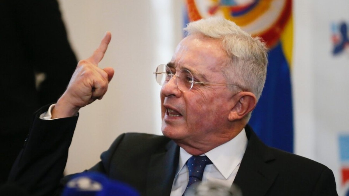 "Mientras usted delinquía, yo trabajaba": Uribe a Petro