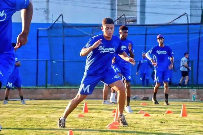 Vaqueros calienta el diamante