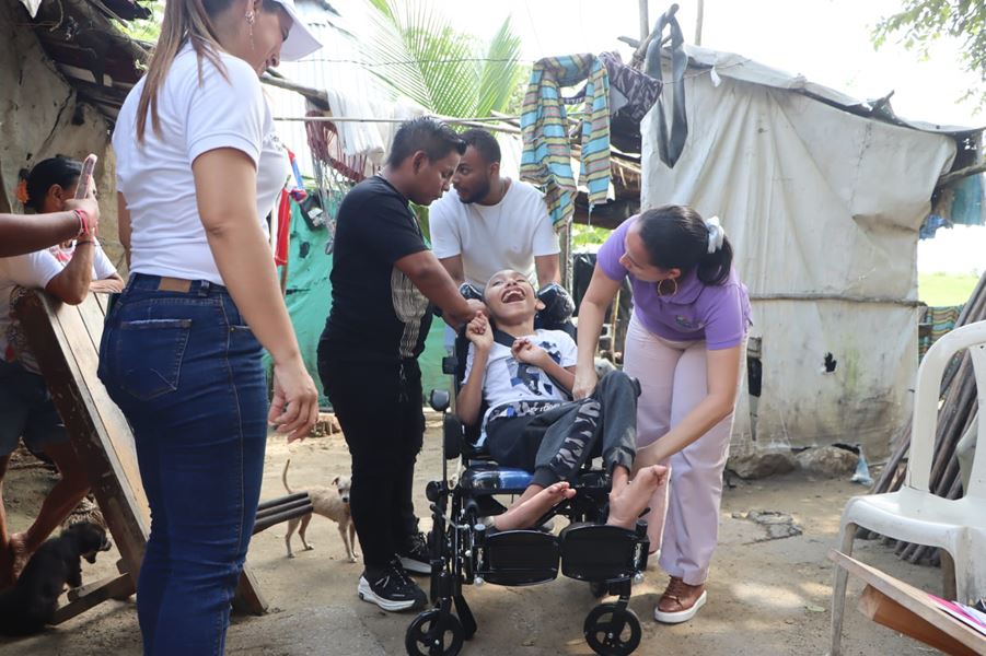 Lucía Arrieta entregó sillas en Los Palmitos