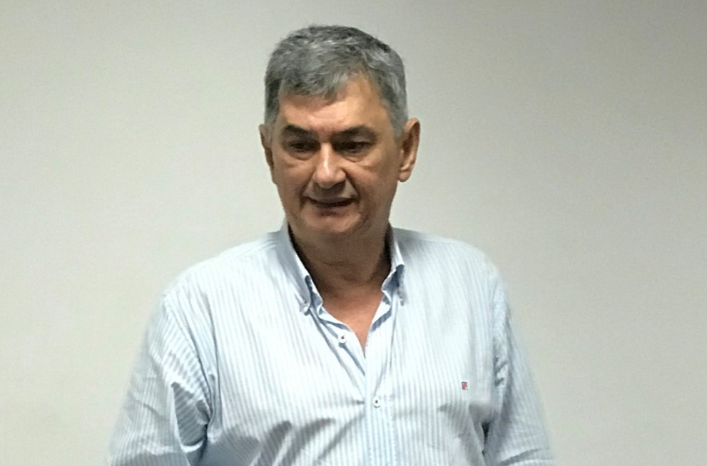 Papá de Lyons empezó a despejar su situación