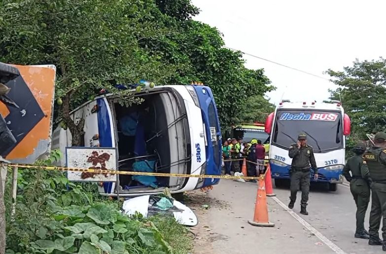 Se salió de la vía y se volcó