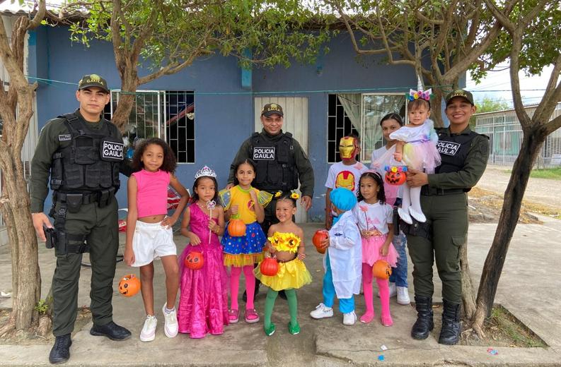 Gaula policía con la niñez