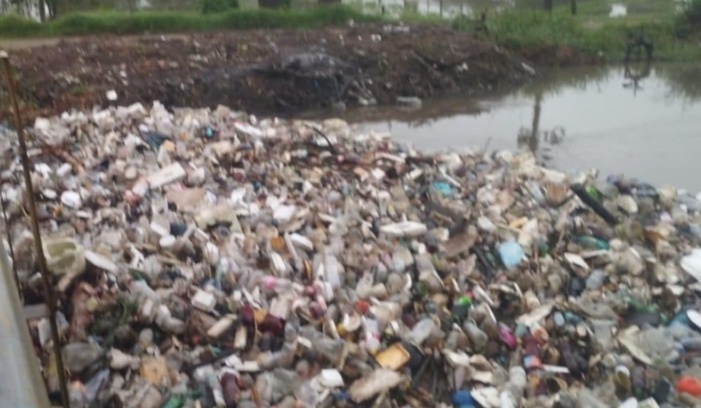 Alcalde de Montería hace llamado urgente a la comunidad por basura en el canal El Faro