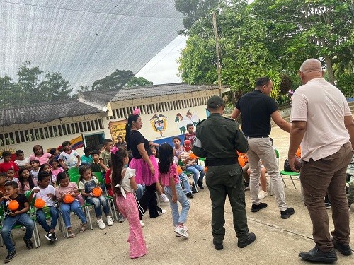 Niños disfrutan de la Ruta de la Alegría
