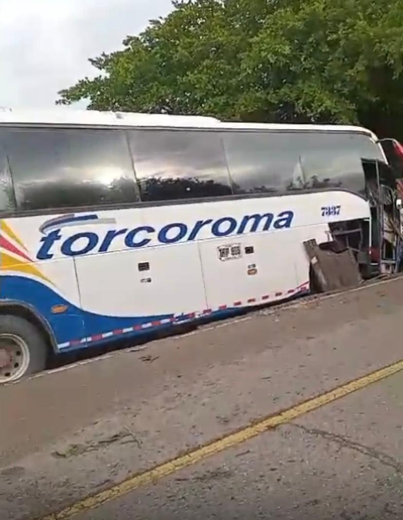Perdió el control y chocó contra cambuches