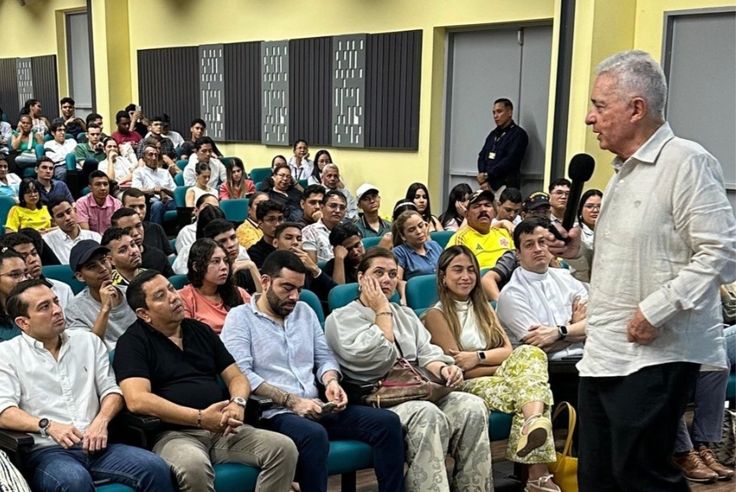 Uribe reprochó las reformas de Petro