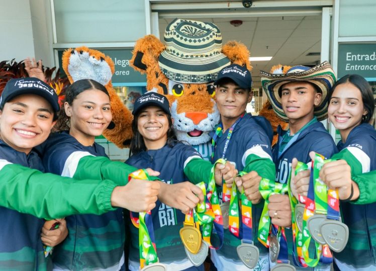 Gran recibimiento a la delegación cordobesa de karate tras su participación en los I Juegos Nacionales Juveniles 