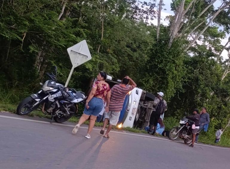 Bus se volcó y dejó dos heridos