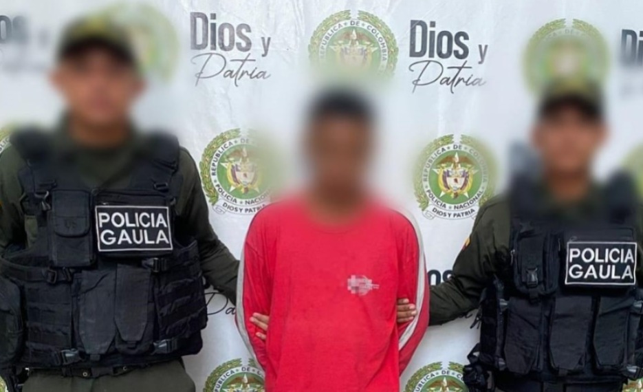 La extorsionaba con material íntimo
