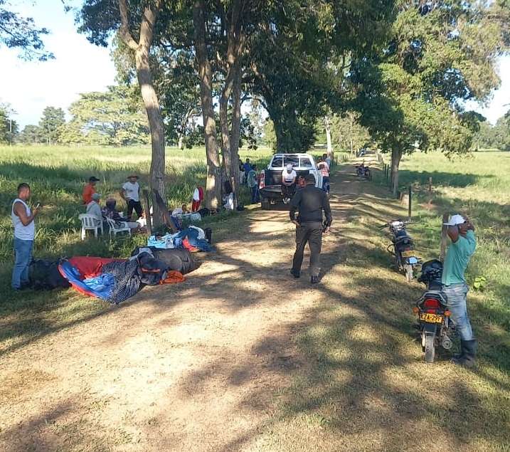No pinta bien, ¿invasores de tierras con escoltas y camionetas de la UNP?