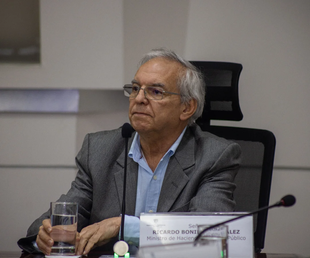 Presidente Petro defiende al MinHacienda