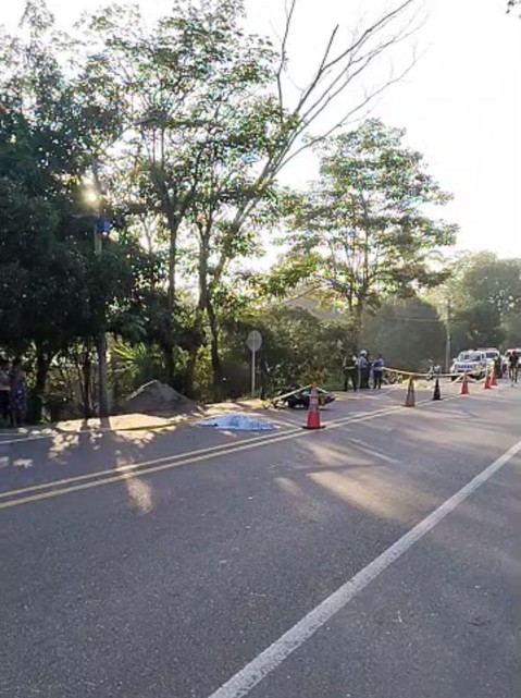 Motociclista murió al arrollar a un pelotón de ciclistas en la Troncal