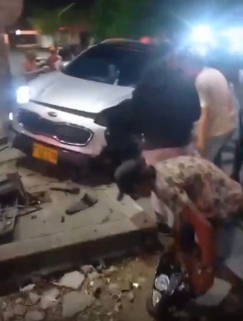 Fuerte choque de carros en la Troncal de Occidente, dejó un herido