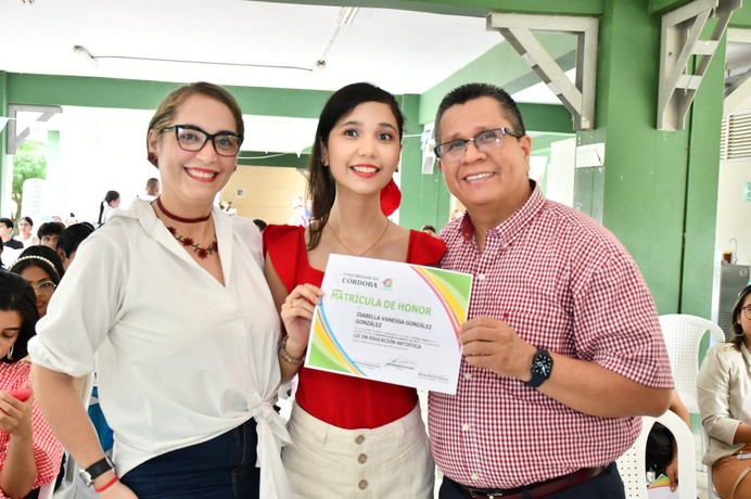 Isabella, una joven con discapacidad visual, recibió el reconocimiento como una de las mejores estudiantes de la Universidad de Córdoba
