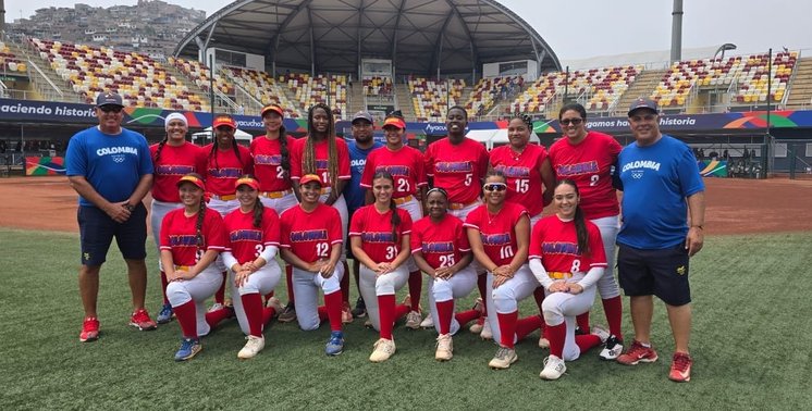 Natalia Álvarez con la selección Colombia de sóftbol, en Perú