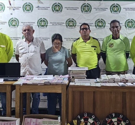 Autoridades los sorprendieron comercializando rifas y chances ilegales