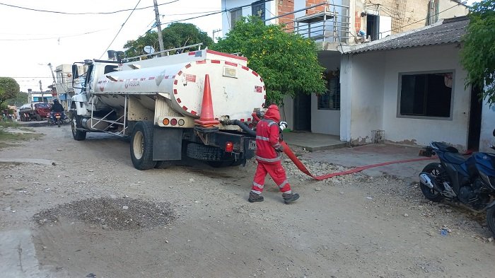 Llevaron agua al Seis de Enero