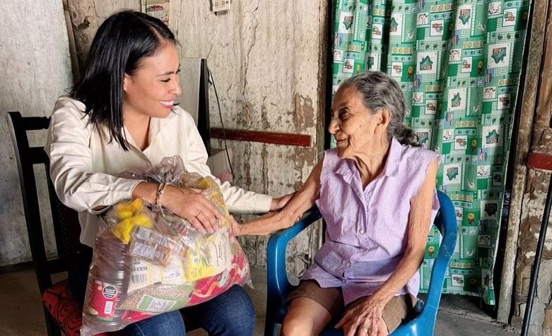 Adultos mayores reciben mercados