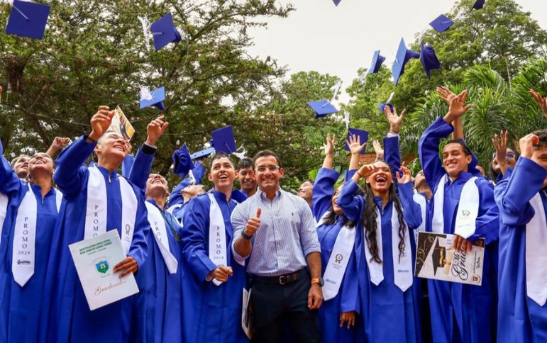 Jóvenes sobresalientes de Montería reciben su graduación tras experiencia en Londres