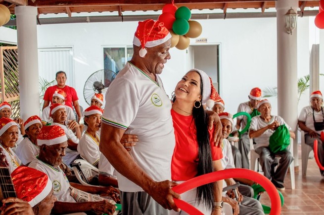 "Celebramos la Magia de la Navidad con nuestros Adultos Mayores del Centro Vida"