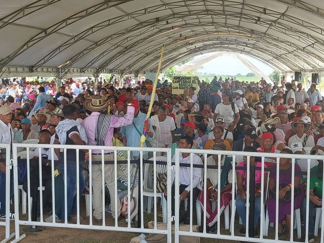 Molestia por retraso de Gustavo Petro en Asamblea de Campesinos y Pescadores en Caimito