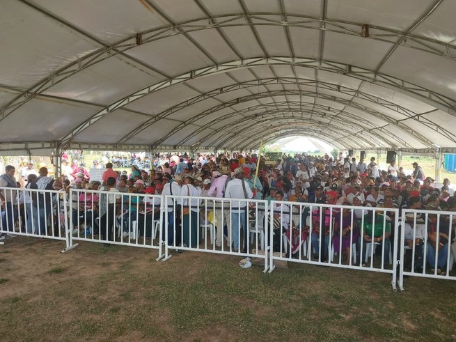 Asamblea se retrasó porque Petro estaba en México