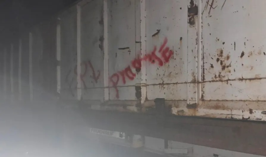 Epl bloqueó vía y vandalizó vehículos