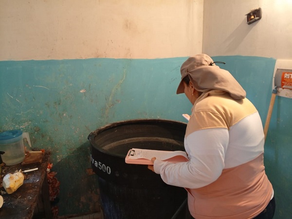 Entrega de kits de lavado y cepillado de tanques para prevenir el dengue