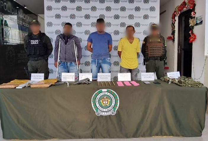 Armados, traficando droga y extorsionando
