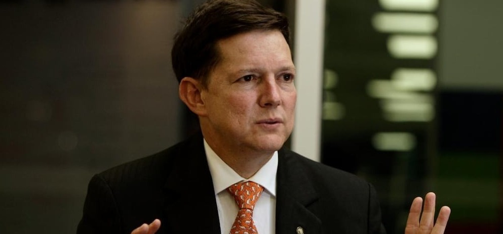 Choque entre exministro y senadora por Simón Trinidad