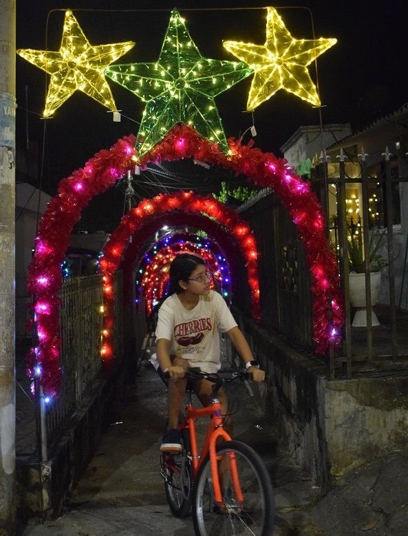Los barrios se engalanan con los adornos navideños
