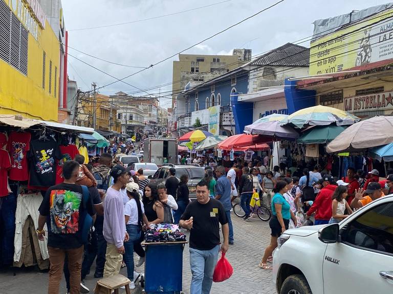 Vendedores y compradores navideños activaron el centro de Sincelejo