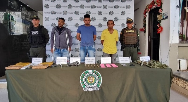 Dos presos y uno libre