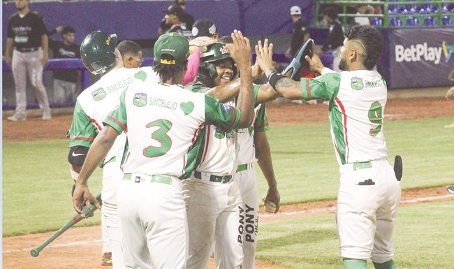 Toros derrotó a Vaqueros y continúa con vida