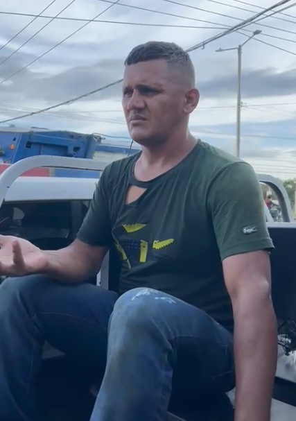En la huida capturaron a uno y le incineraron la moto
