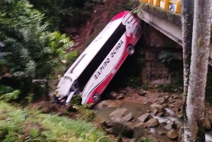 Bus cayó por un abismo