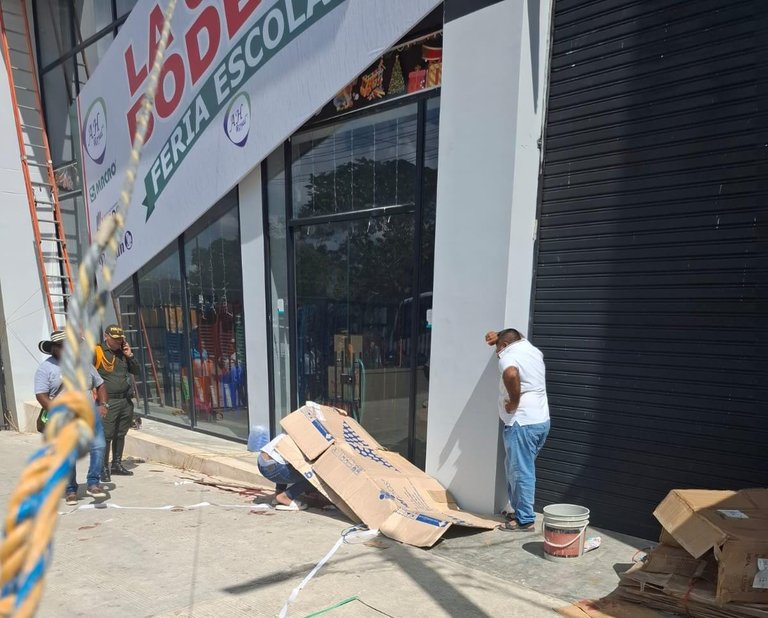 Colocaba un aviso publicitario cuando sufrió caída mortal