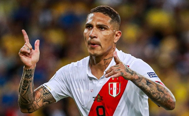 Paolo Guerrero anunció su retiro de la selección de Perú