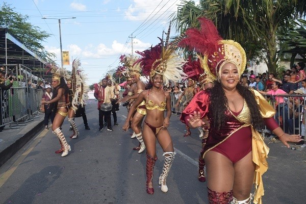 La tradición se bailó sin parar, los visitantes también brillaron...