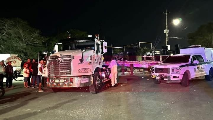 Llantas de un tractocamión le pasaron por encima y la mató