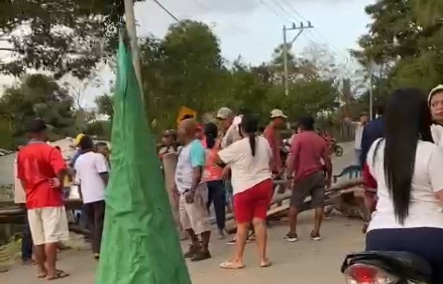 Bloqueo en Puerto Escondido: comunidad reclama óptimo servicio de agua
