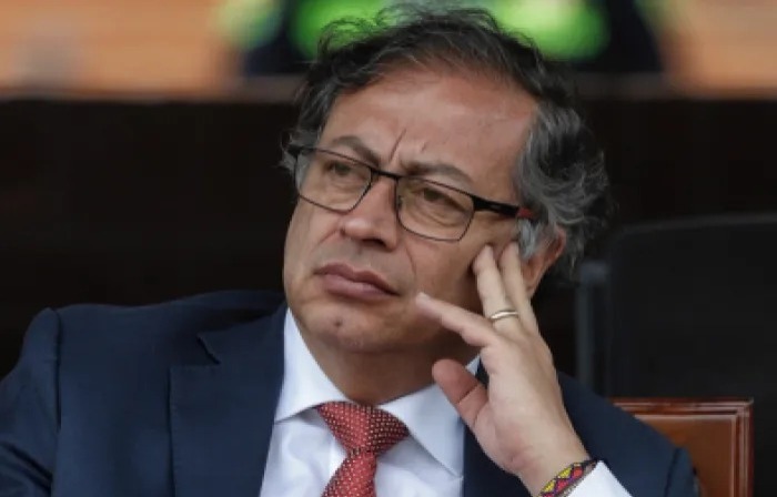 Petro responde tras advertencia por deudas de Invias