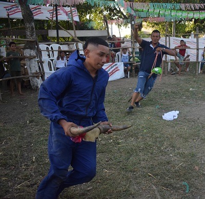 Los 'toros humanos' se gozan  en el barrio Barlovento