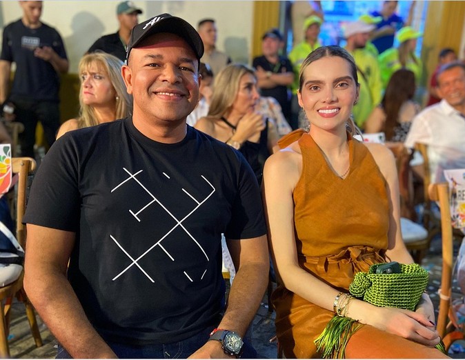 Alcalde y gestora presentes en el Desfile del mejor Traje Artesanal