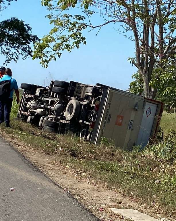 Conductor terminó volcado en la vía Chinnú-Sampués