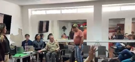 Sacan a funcionario de MinAmbiente de reunión en Santander