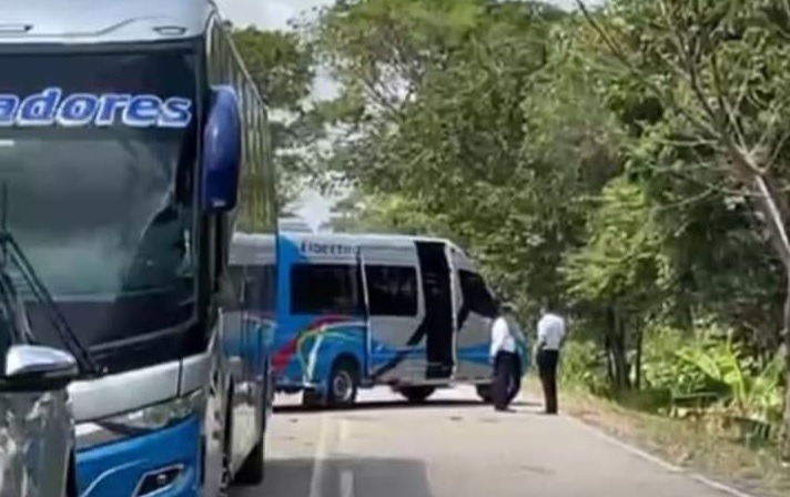 Continua bloqueo por parte del Eln en vía de Arauca